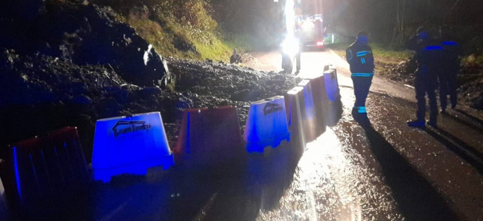 Un forte rumore, poi sassi e fango invadono la strada
