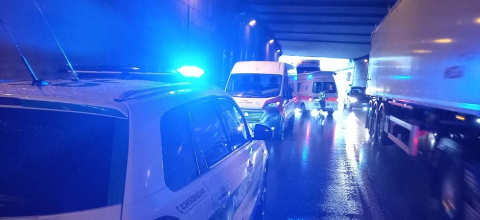 Tir tampona furgone in galleria: un 36enne finisce all'ospedale