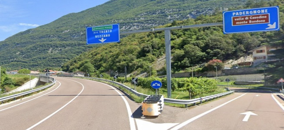 Perde il controllo dell'auto e centra il salvagente posto al centro del bivio: tre persone trasportate in ospedale