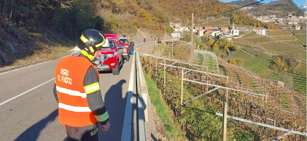 Violento scontro auto-bici sulle strade trentine, un ragazzo di 21 anni scaraventato nella scarpata