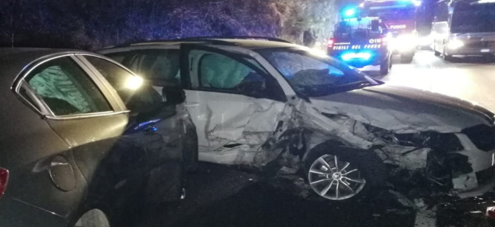 Violento schianto, coinvolte tre auto