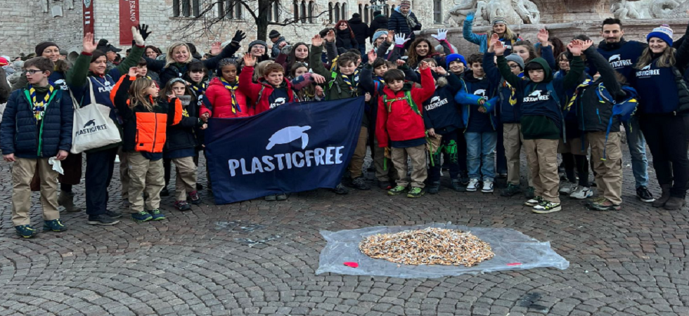 Bambini e adulti in strada per ripulire la città dalle sigarette: 20 mila mozziconi recuperati e mostrati ai turisti stupiti