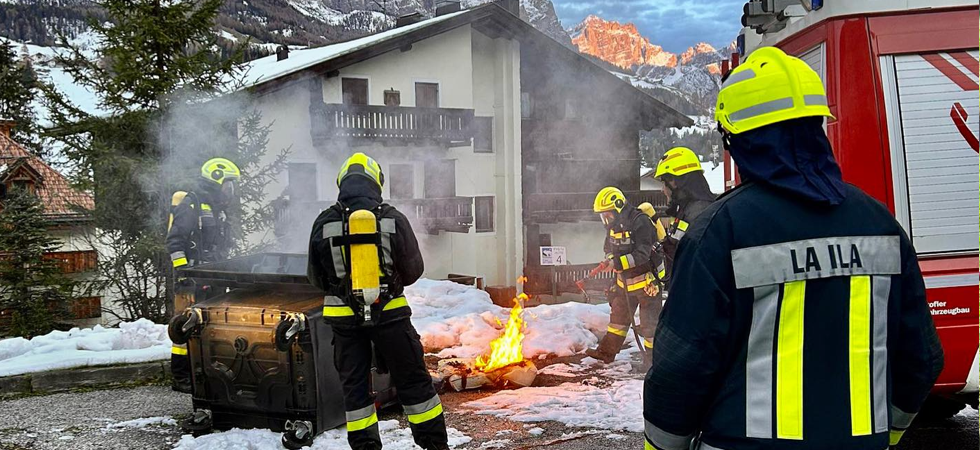 Cassonetto dei rifiuti viene avvolto dalle fiamme: l'intervento dei vigili del fuoco