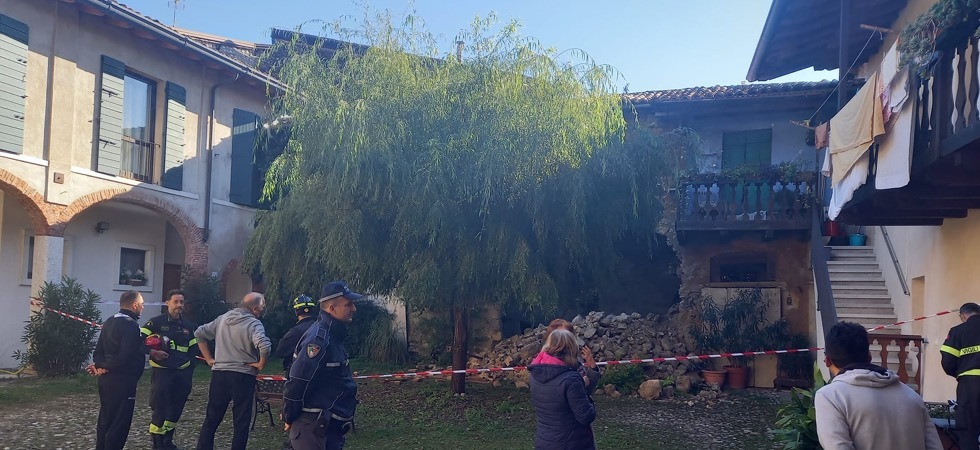 Crolla una casa disabitata, momenti di paura: sgomberato l'appartamento accanto