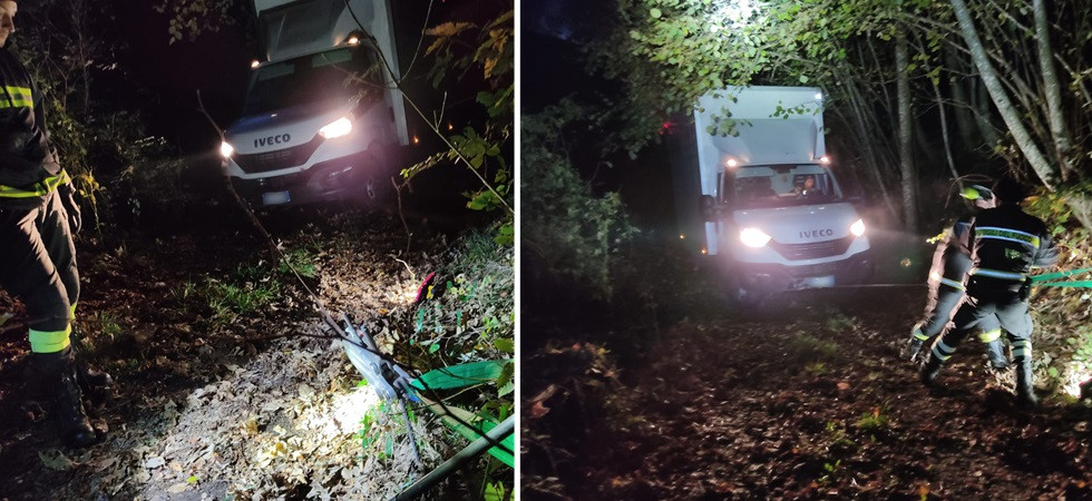 Imboccano con il furgone una stradina stretta e ripida rimanendo bloccati su uno strapiombo