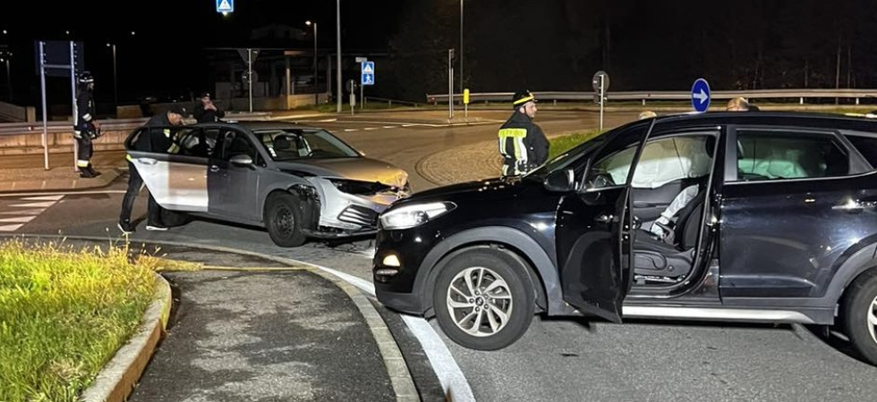 Schianto in rotatoria, l'impatto violentissimo fra due auto: sul posto vigili del fuoco e soccorsi sanitari