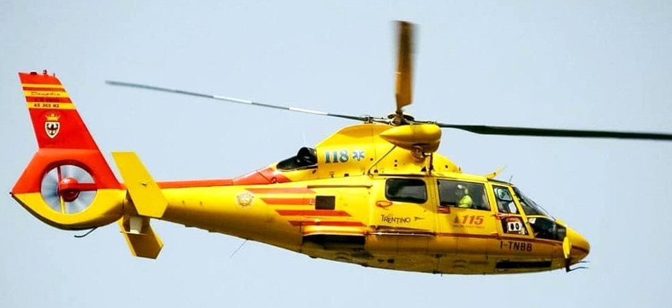 Elisoccorso in azione nel pomeriggio in val di Non: un 54enne cade dal tetto e viene trasportato al Santa Chiara