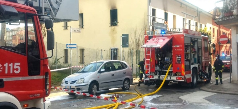 Fiamme in un appartamento, 61enne riesce a salvarsi rimanendo attaccato ad una portafinestra