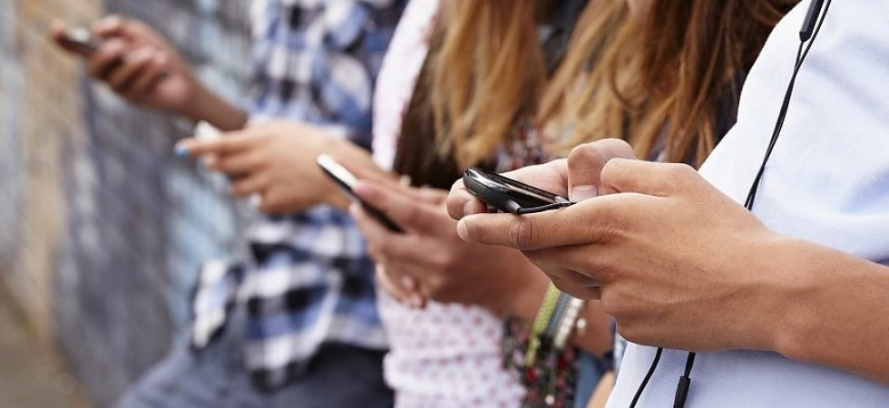 Stop al cellulare fino alla seconda media, cresce l'adesione al patto fra scuole e genitori