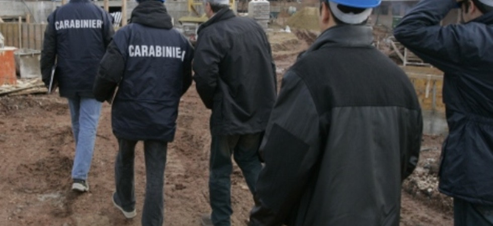 Misure di sicurezza assenti, blitz dei carabinieri in un cantiere: due persone denunciate e maxi multa da 10 mila euro