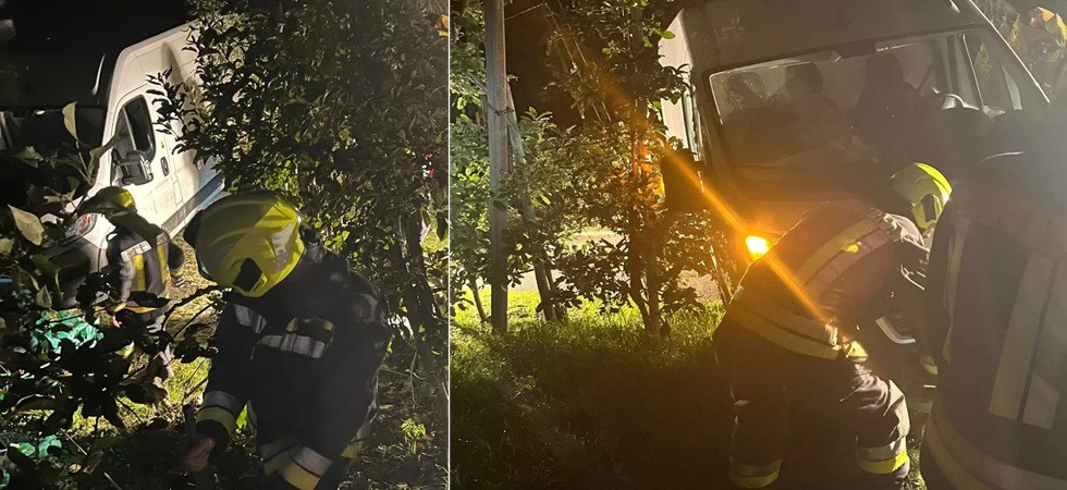 Perde il controllo del furgone e finisce per schiantarsi in un frutteto, vigili del fuoco in azione
