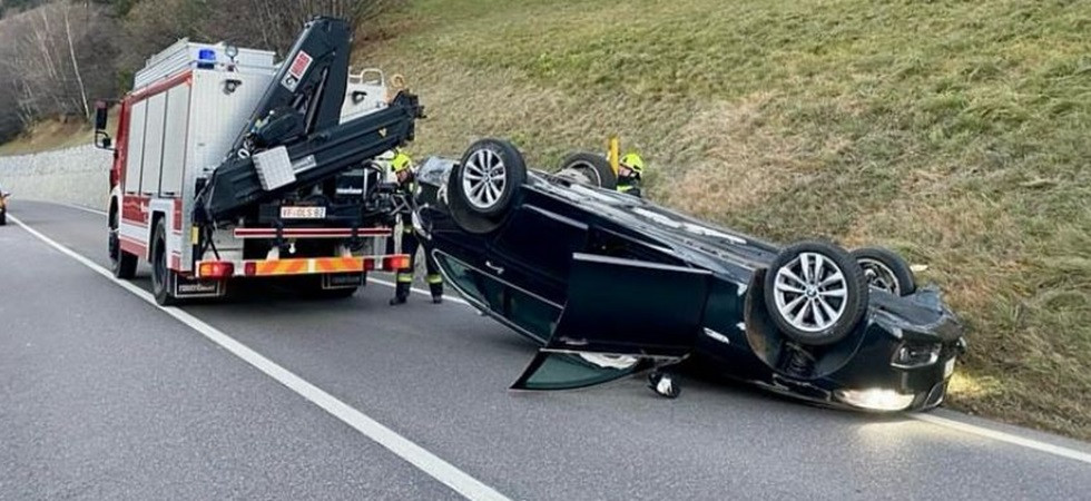 Perde il controllo dell'auto e si ribalta, momenti di paura per un automobilista: traffico bloccato, sul posto i soccorsi