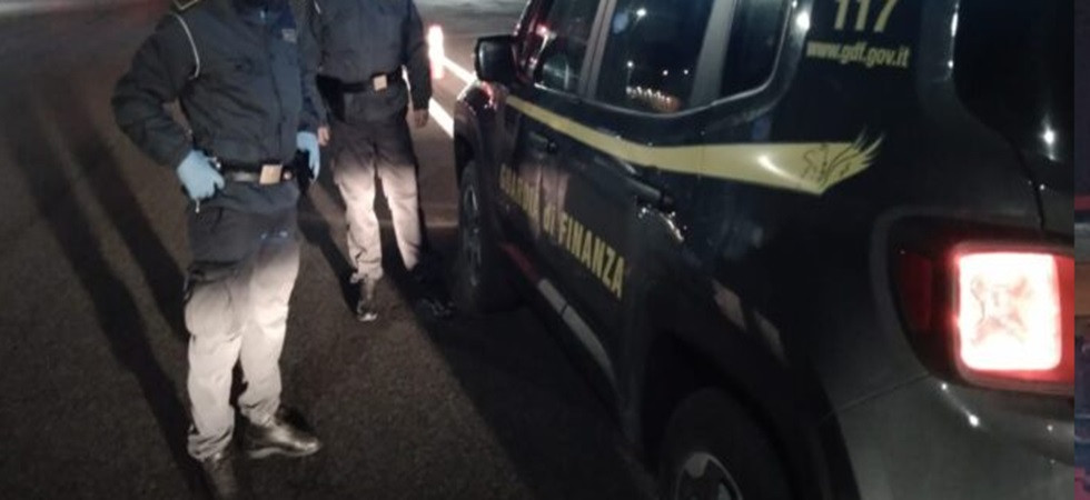 Sfrecciano in autostrada trasportando della cocaina, bloccati dalle forze dell'ordine tentano di liberarsene