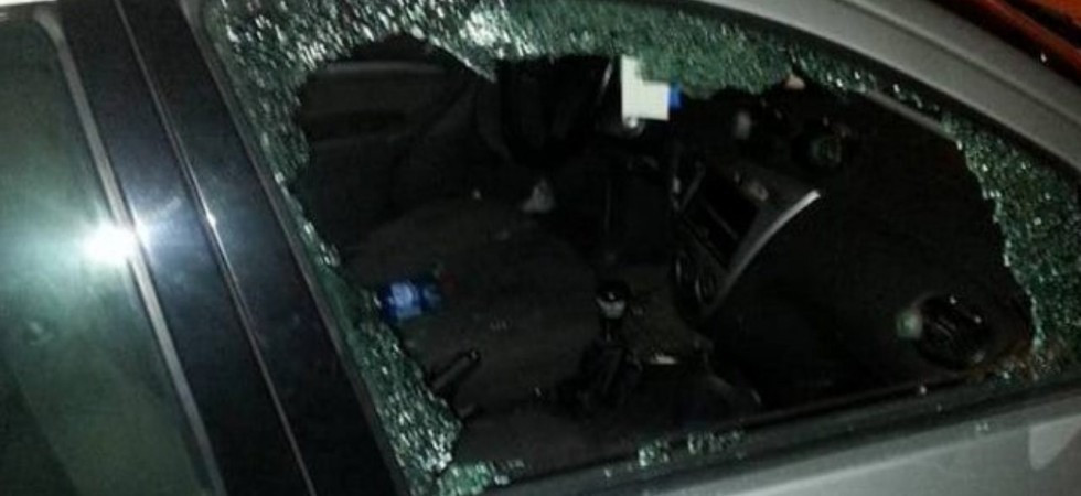 Spaccano vetri delle auto (di turisti) per rubare borse, bancomat e chiavi di casa: tre persone nei guai