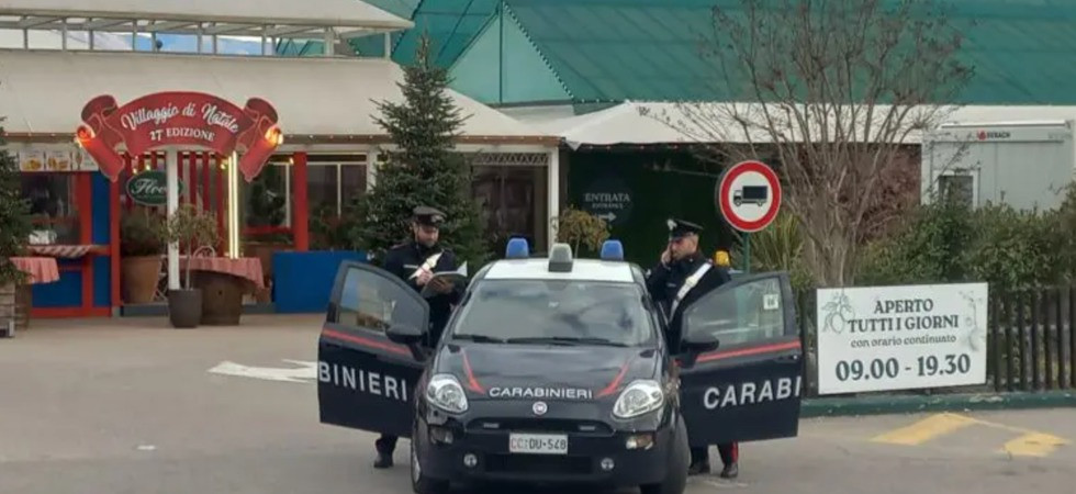 Escono dal negozio con una borsa piena di addobbi natalizi (non pagati): tre persone nei guai