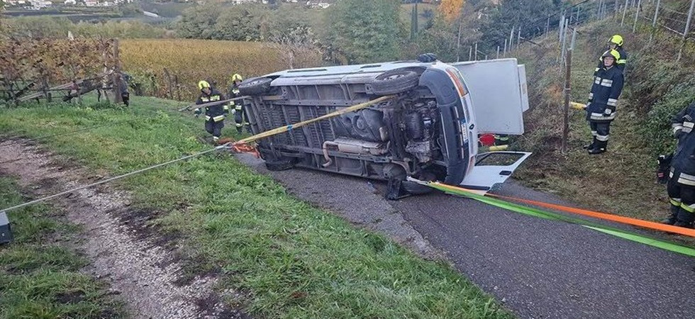 Perde il controllo del furgone e si ribalta, vigili del fuoco in azione all'alba