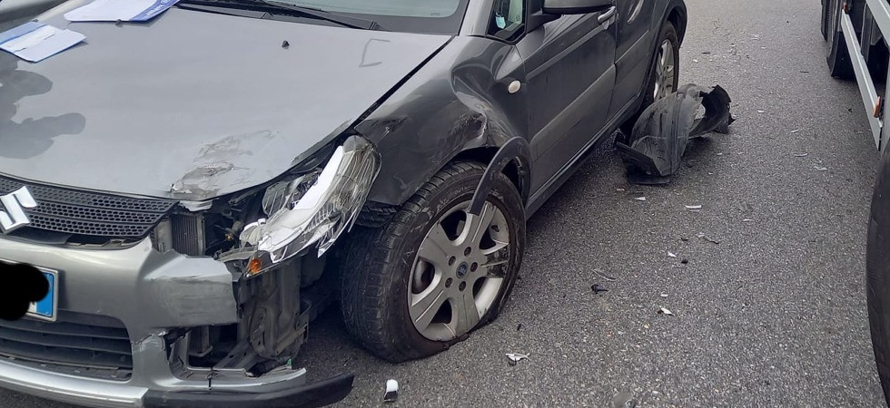 Si scontra in auto contro un altro mezzo in sosta e scappa: forze dell'ordine a caccia del colpevole