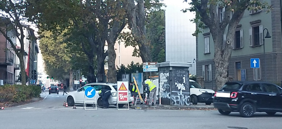 Auto finisce contro un semaforo e lo abbatte: traffico in difficoltà nella città