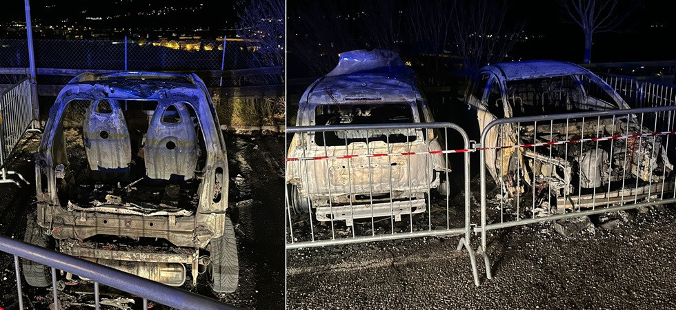 Le fiamme avvolgono e distruggono tre macchine, grosso incendio a Pergine
