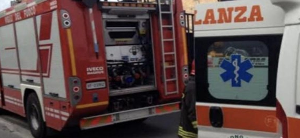 Perde il controllo dell'auto, si schianta contro un muro e centra un altro mezzo