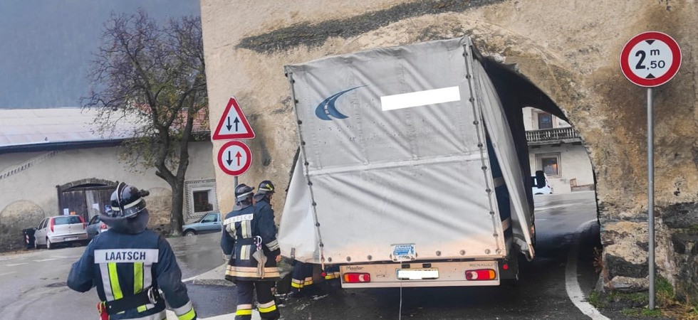 Mezzo pesante entra in una 'galleria' ma resta incastrato: vigili del fuoco in azione