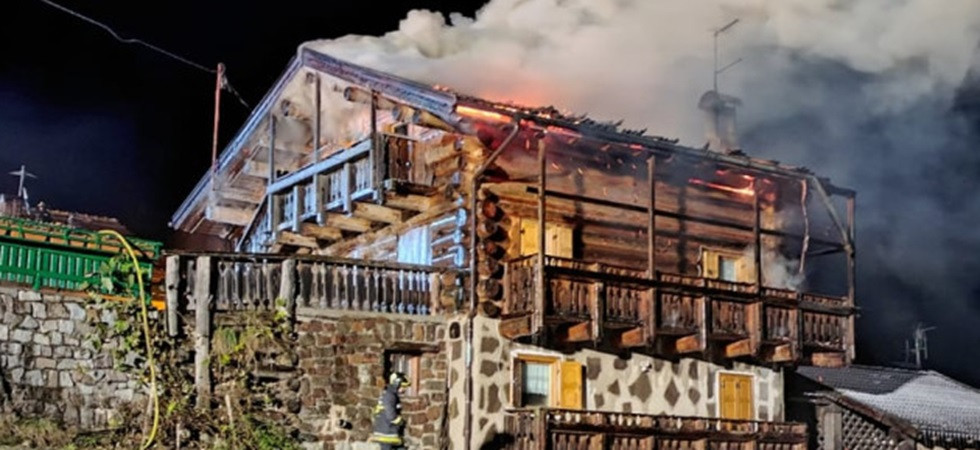 Tremendo incendio in un'abitazione, i vigili del fuoco impegnati fino a notte fonda e riescono ad evitare che le fiamme