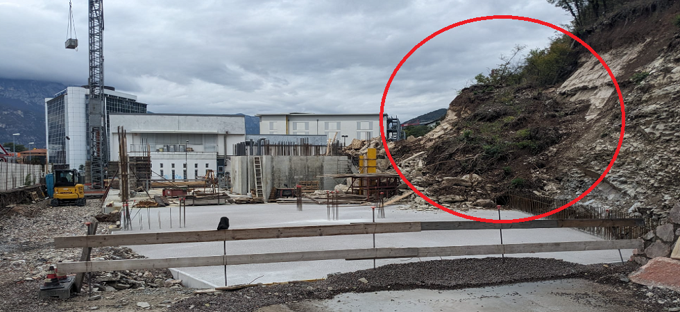 Maltempo, grosso distacco di roccia e detriti: crolla il versante di un colle sopra un cantiere