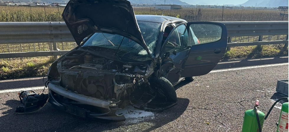 Violento frontale tra due auto, vetture distrutte e disagi alla viabilità