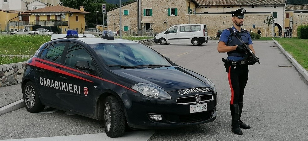 Ubriaco, vuole entrare al bar con lo scooter