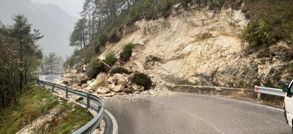 La frana sulla SP 9 nel comune di Gargnano La frana sulla SP 9 nel comune di Gargnano