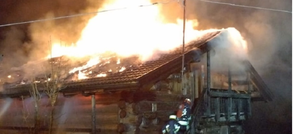 Un incendio devasta un'abitazione, oltre 60 vigili del fuoco lottano contro le fiamme alimentate dal forte vento