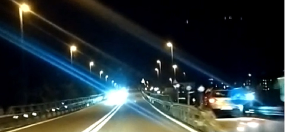 Perde il controllo dell'auto e si schianta contro il guardrail