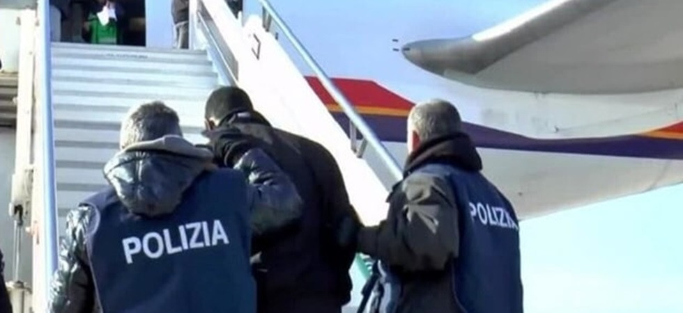 Spaccio e furti, commette numerosi reati 28enne bloccato dalla polizia: espulso dall'Italia e scortato in Ghana