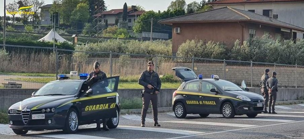 Soggiorno illegale e manodopera clandestina, una donna impiegata come 'lavoratrice in nero' in un negozio etnico di