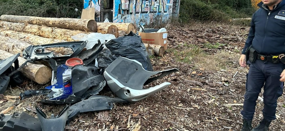 Approfitta del buio e scarica i rifiuti di un garage a bordo della strada