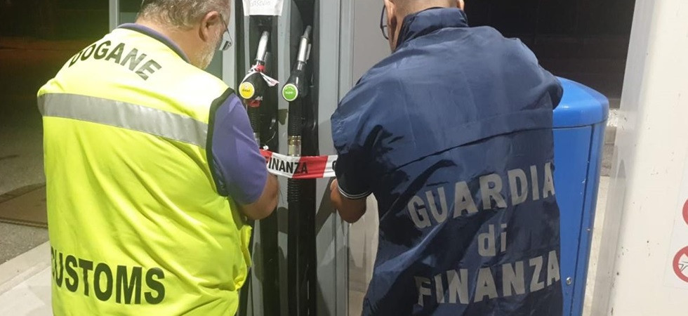 Gasolio 'scadente', la finanza sequestra 8 mila litri di prodotto e mette i sigilli ad un distributore