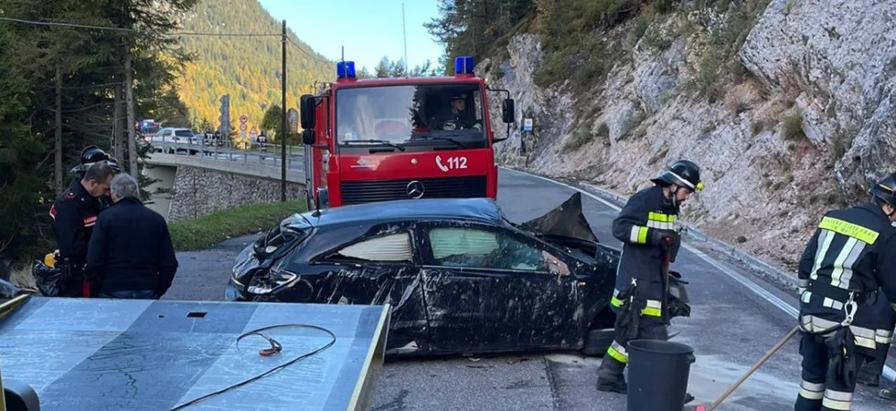 Perde il controllo dell'auto e si schianta contro le rocce, il mezzo completamente distrutto: vigili del fuoco in azione