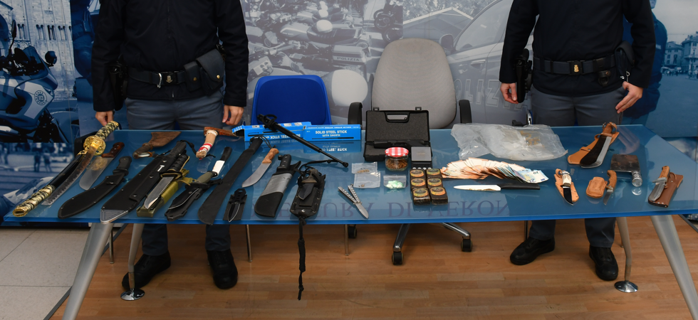 Pugnali, sciabole, un machete e oltre 600 grammi di hashish: arrestato un pusher
