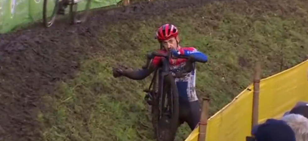 Cade, si sloga una spalla durante la gara di ciclocross, si ferma, se la rimette a posto usando il telaio e riprende la corsa