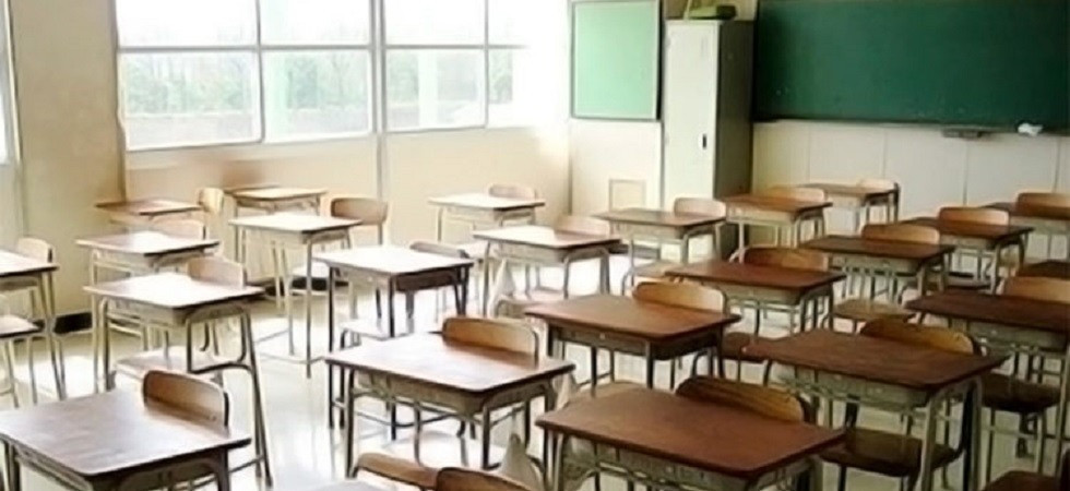 Foto d'archivio A ricreazione spruzza spray urticante a scuola: difficoltà respiratorie e bruciore agli occhi per studenti e insegnanti