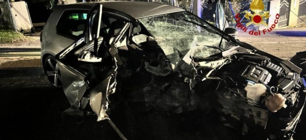 Si schianta contro un palo dell'Enel in piena notte: ferito il conducente, distrutta l'auto