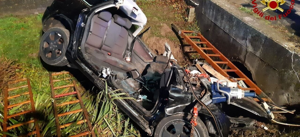Tragedia nella notte, auto con quattro giovani a bordo esce di strada e finisce in un canale: due morti e due feriti gravi