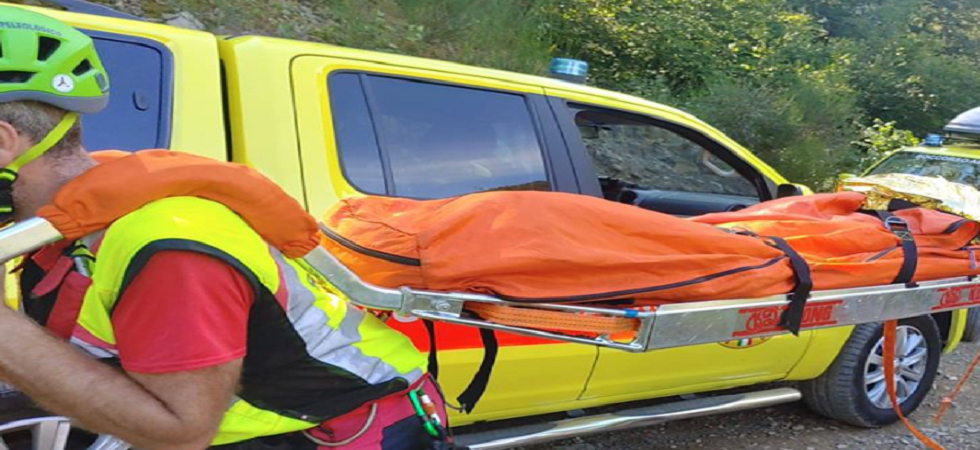 Mette male il piede e si frattura una caviglia sul sentiero: interviene il soccorso alpino per aiutare una 22enne