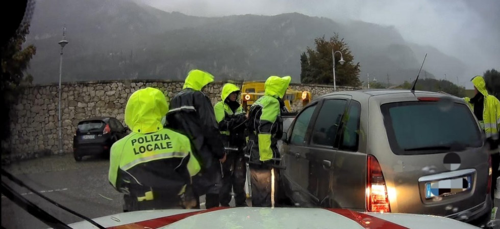Gira con l'auto sottoposta a sequestro, bloccata dalla polizia si chiude dentro al mezzo