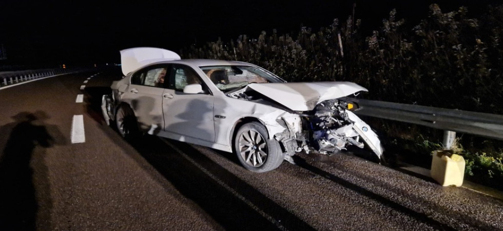 Perde il controllo dell'auto in curva e si schianta violentemente contro il guard-rail, sul posto i soccorsi