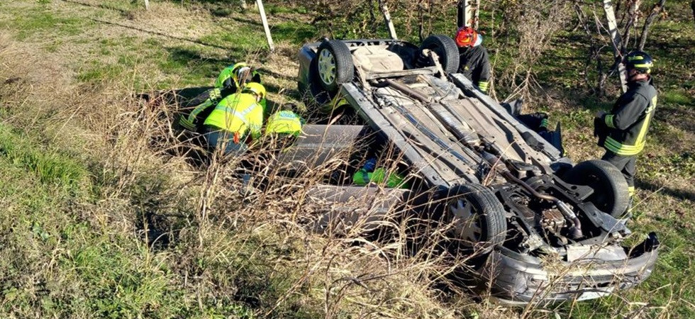 Perde il controllo dell'auto e finisce per ribaltarsi in un campo agricolo, una persona trasportata in ospedale