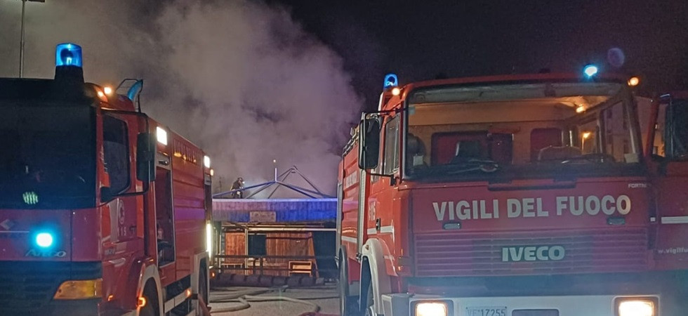 Fumo e fiamme distruggono il chiosco di tennis, indagini delle forze dell'ordine: ipotesi incendio doloso