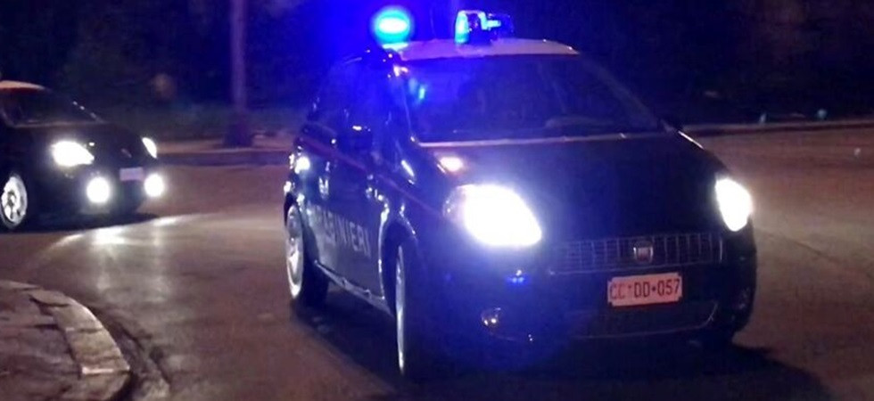Vede i carabinieri, getta la droga dal finestrino e tenta la fuga