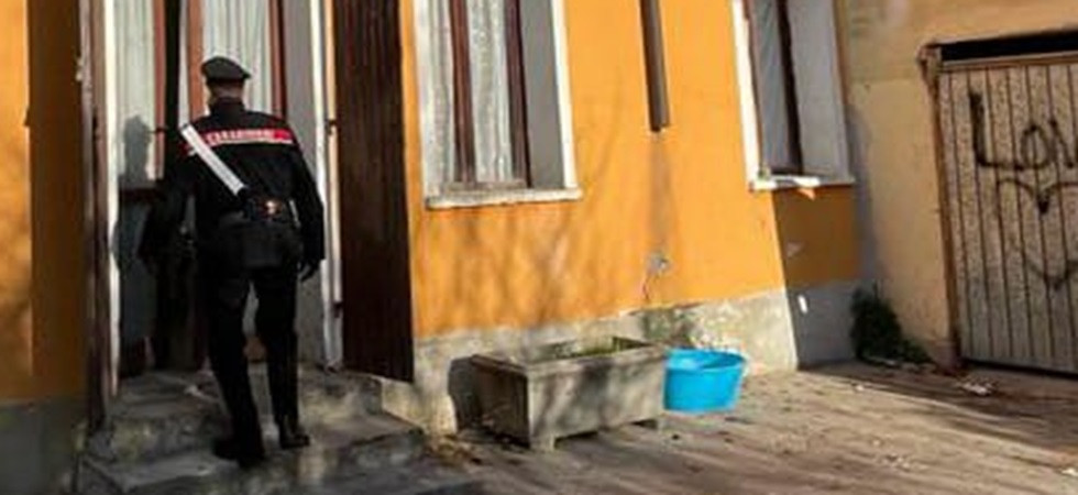 Occupa una casa e ruba la corrente elettrica per alimentare un potente impianto stereo, un uomo arrestato
