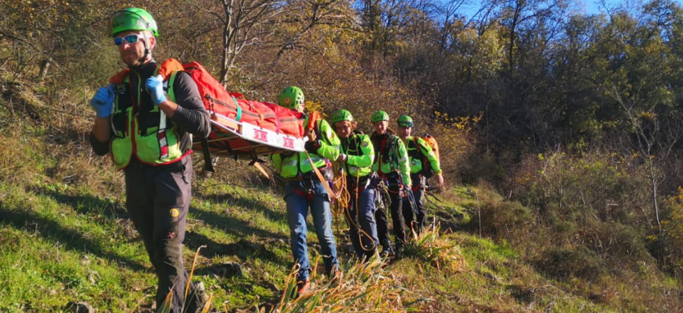 Cade in quota e si frattura una caviglia: i soccorritori la trasportano in barella "a spalla" sino in valle